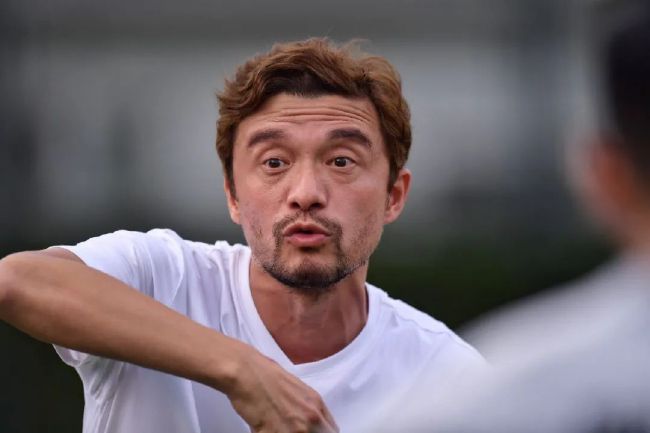 凯迪拉克驶出城区，沿着过道又走了二十分钟，终于来到叶辰所说的那家刘老四农家铁锅炖。